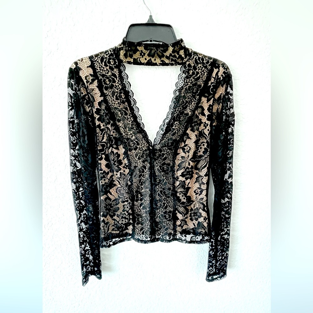 💕Bebe💕 Lace Top. Long Sleeve, cropped with lace chocker. Underlining. Size M